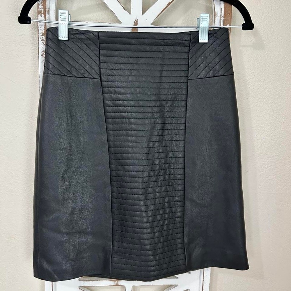 BCBGMAXAZRIA Black faux leather mini skirt with vertical ribbed texture size XXS